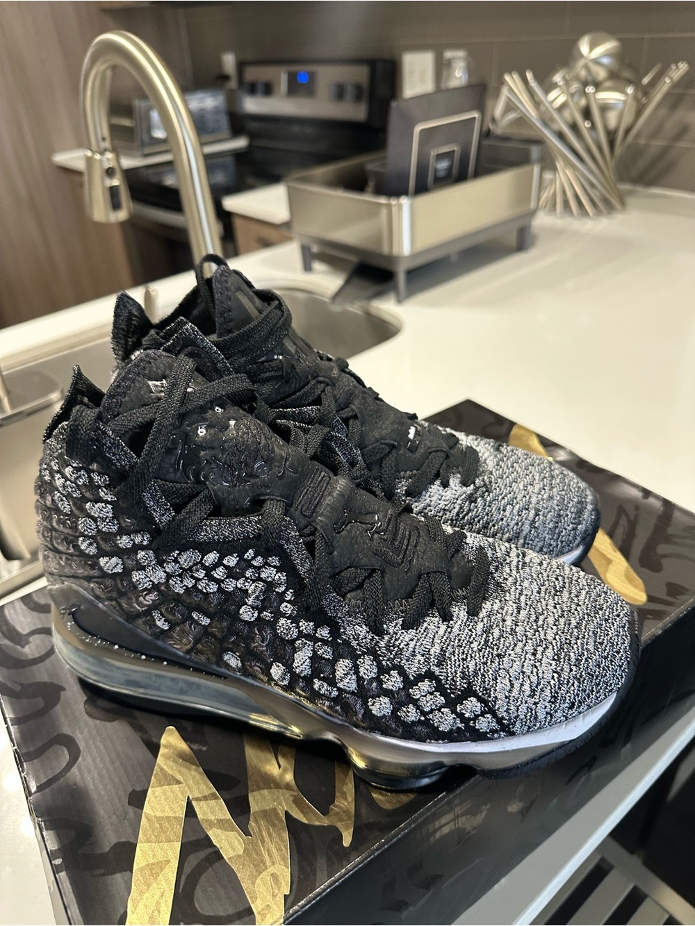 Nike LeBron 17 In The Arena Men’s High Top Basketball Black/Gray Size 8